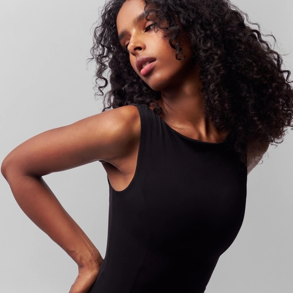 Elegant Black Sleeveless Dress - Picture 3 of 9